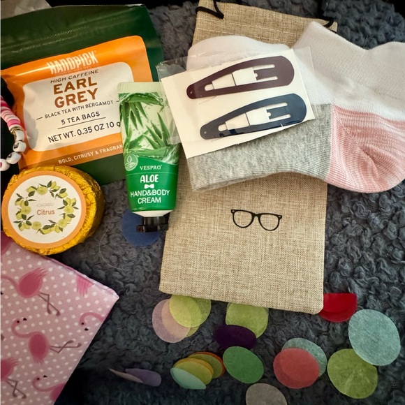 Beautifully crafted NWT aka brand new gift box including tons of stuff: hydratin - Picture 6 of 6